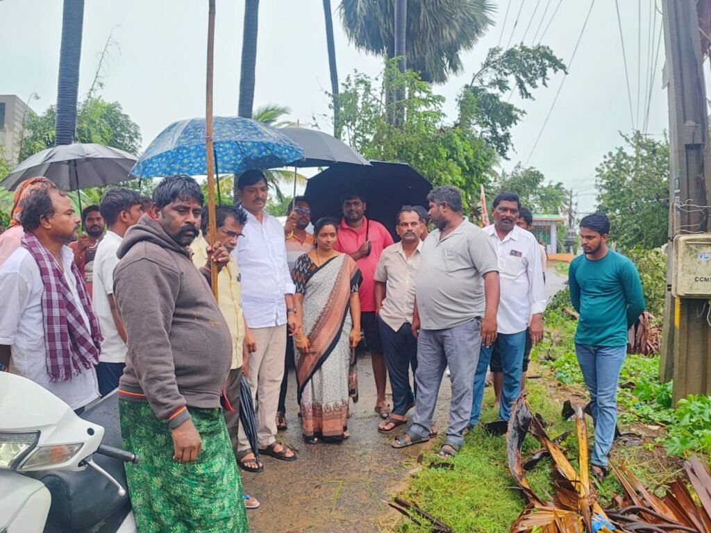 పెడన 19వ వార్డులో పూర్తిస్థాయిలో పునరుద్ధరించిన విద్యుత్ దీపాలు: ఎమ్మెల్యే కాగిత కృష్ణ ప్రసాద్ చొరవతో ముమ్మర సహాయక చర్యలు (జన గళం నియోజకవర్గ డెస్క్)