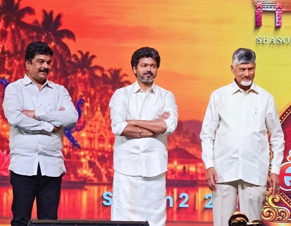 విజయవాడ పున్నమి ఘాట్‌లో ఘనంగా ‘విజయవాడ ఉత్సవ్ 2.0’: తమిళనాడు సీఎం విజయ్‌కు ఘన స్వాగతం పలికిన సీఎం చంద్రబాబు