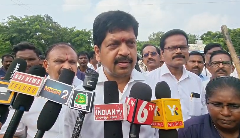 మచిలీపట్నంలో ఘనంగా గాంధీ జయంతి.. చీపురు పట్టి స్వచ్ఛతా కార్యక్రమంలో పాల్గొన్న మంత్రి కొల్లు రవీంద్ర