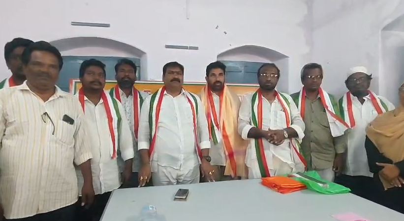 మచిలీపట్నంలో కాంగ్రెస్ పార్టీలోకి చేరికలు.. నూతన కార్యకర్తలకు కండువాలు కప్పి ఘనంగా అభినందించిన నాయకులు