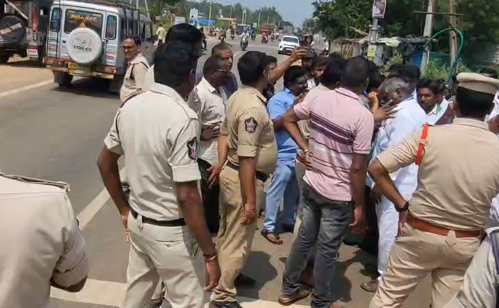 నూజివీడు మండలం తుక్కులూరులో ఉద్రిక్తత.. క్వారీ బ్లాస్టింగ్‌లతో ప్రాణాలకు ముప్పు ఉందంటూ గ్రామస్తుల ఆందోళన, క్వారీ ప్రాంతానికి వెళ్లకుండా వైసీపీ నేతలను అడ్డుకున్న పోలీసులు