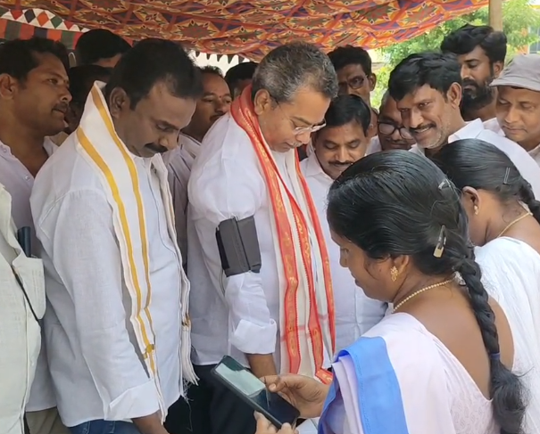 జీకొండూరులో ఘనంగా ప్రజాదర్బార్ నిర్వహించిన మైలవరం ఎమ్మెల్యే వసంత కృష్ణప్రసాద్.. ప్రజల నుంచి నేరుగా వినతులు స్వీకరించి సమస్యల పరిష్కారానికి అధికారులకు ఆదేశాలు