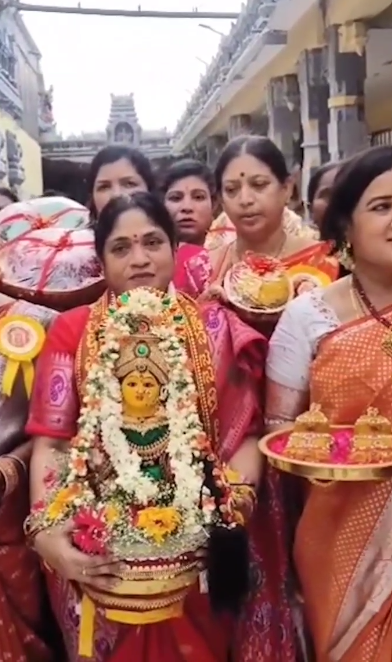 విజయవాడ దుర్గగుడి ట్రస్ట్ బోర్డు సభ్యురాలిగా ఏడాది పూర్తి చేసుకున్న శ్రీమతి తంబళ్ళపల్లి రమాదేవి.. భక్తులకు మెరుగైన సేవలే లక్ష్యమన్న నేతలు