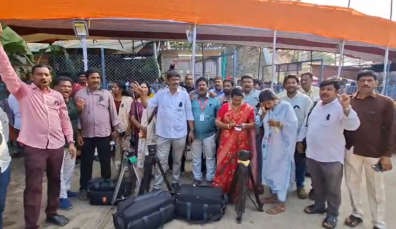 విజయవాడ ఇంద్రకీలాద్రి వద్ద ఉద్రిక్తత.. మీడియా పాస్‌ల జారీలో అధికారుల వ్యవహారశైలిని నిరసిస్తూ జర్నలిస్టుల బైఠాయంపు, కవరేజ్ బహిష్కరణ