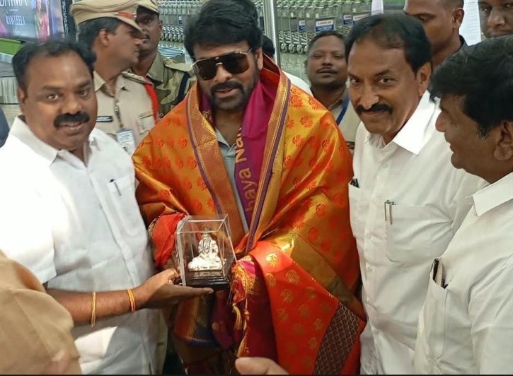 రాజమండ్రి విమానాశ్రయంలో మెగాస్టార్ చిరంజీవిని కలిసిన ఎమ్మెల్యేలు బండారు సత్యానందరావు, బత్తుల బలరామకృష్ణ.. మర్యాదపూర్వక భేటీలో పాత అనుబంధం గుర్తింపు