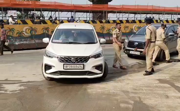 ఇంద్రకీలాద్రిపై సామాన్య భక్తుల ఇబ్బందులపై తీవ్రస్థాయిలో ఆగ్రహం.. అధికారుల వైఫల్యం, ప్రకటనలకే పరిమితమైన పాలకులు అంటూ భక్తులు, ప్రజల మండిపాటు