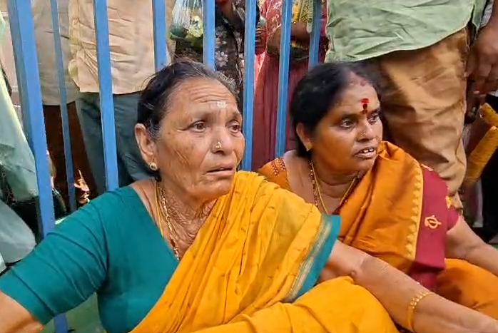విజయవాడ ఇంద్రకీలాద్రిపై సామాన్య భక్తుల అగచాట్లు.. గంటల తరబడి క్యూలైన్లలో వృద్ధుల ఇబ్బందులు, వీఐపీలకు పెద్దపీట వేస్తున్నారంటూ భక్తుల ఆగ్రహం