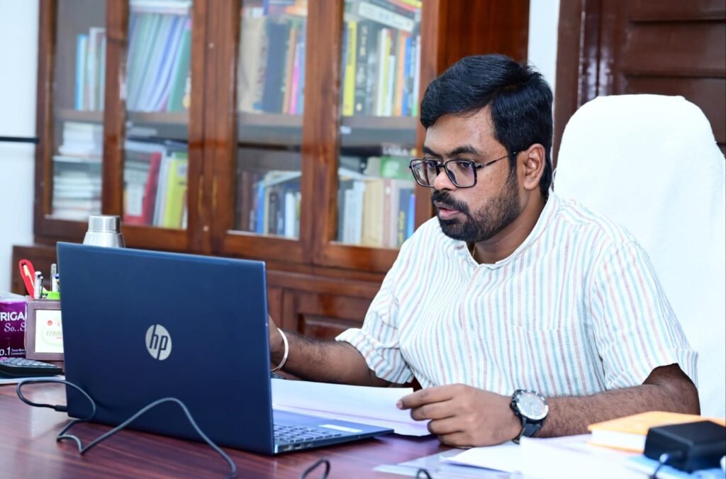 స్థానిక సంస్థల ఎన్నికల నిర్వహణపై మచిలీపట్నంలో సమీక్షా సమావేశం.. ఎలాంటి పొరపాట్లకు తావులేకుండా సమగ్ర ప్రణాళికతో ముందుకు వెళ్లాలని కలెక్టర్ డీకే బాలాజి ఆదేశం