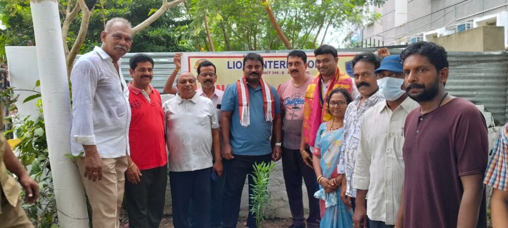 ఉయ్యూరు ఎంకే ఇంగ్లీష్ మీడియం హైస్కూల్‌లో ఘనంగా లయన్స్ సేవ దినోత్సవం.. మొక్కలు నాటి పర్యావరణ పరిరక్షణ సందేశం ఇచ్చిన పామర్రు ఎమ్మెల్యే వర్ల కుమార్ రాజా