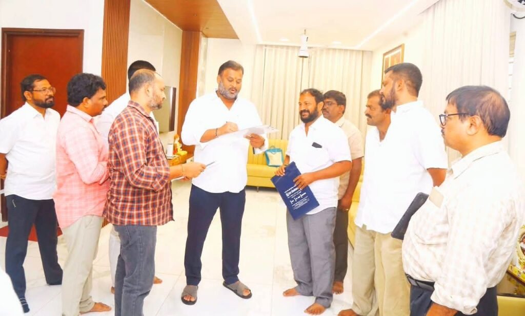 తాడేపల్లి క్యాంపు కార్యాలయంలో ఘనంగా మంత్రి మండిపల్లి రాంప్రసాద్ రెడ్డి ప్రజాదర్బార్.. ప్రజల నుంచి అర్జీలు స్వీకరించి, సమస్యల పరిష్కారానికి అధికారులకు ఆదేశాలు