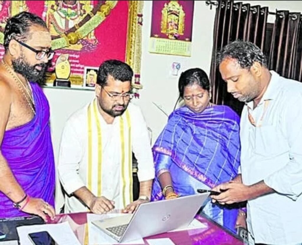 విజయవాడ ఇంద్రకీలాద్రిపై దసరా శరన్నవరాత్రి ఉత్సవాల వీఐపీ టికెట్ల విడుదల.. ‘మన మిత్ర’ యాప్ ద్వారా రూ. 1,000 ప్రత్యేక దర్శన టికెట్లు పొందాలని ఈవో ప్రకటన