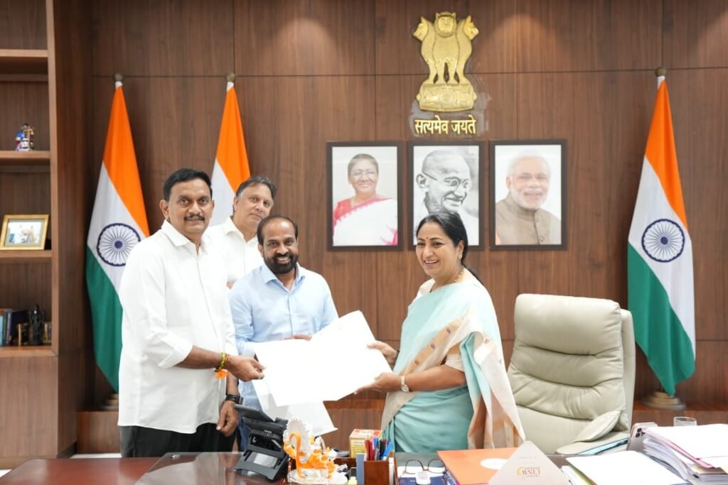 విజయవాడ దసరా ఉత్సవాలకు ఢిల్లీ ముఖ్యమంత్రి రేఖా గుప్తాకు ఆహ్వానం.. మర్యాదపూర్వకంగా కలిసి ఆహ్వాన పత్రిక అందజేసిన మంత్రి సత్యకుమార్ యాదవ్, ఎంపీ కేశినేని చిన్ని