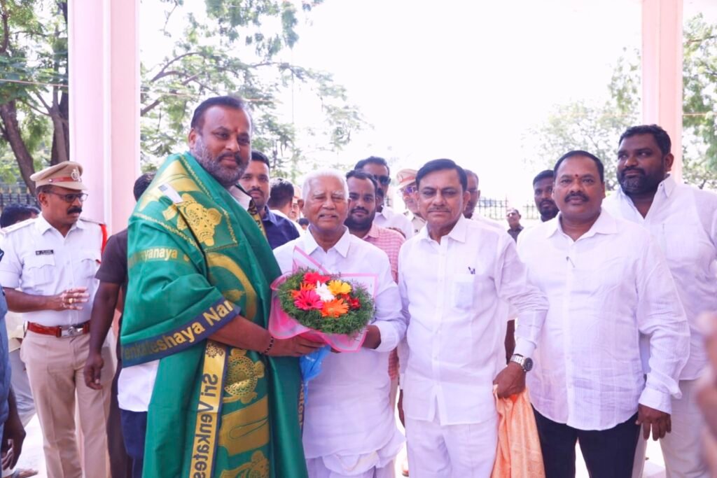 ప్రొద్దుటూరులో రవాణా శాఖ మంత్రి మండిపల్లి రాంప్రసాద్ రెడ్డికి ఘన స్వాగతం.. గెస్ట్ హౌస్‌లో మంత్రిని కలిసి స్వాగతించిన ఎమ్మెల్యే వరదరాజుల రెడ్డి, అధికారులు
