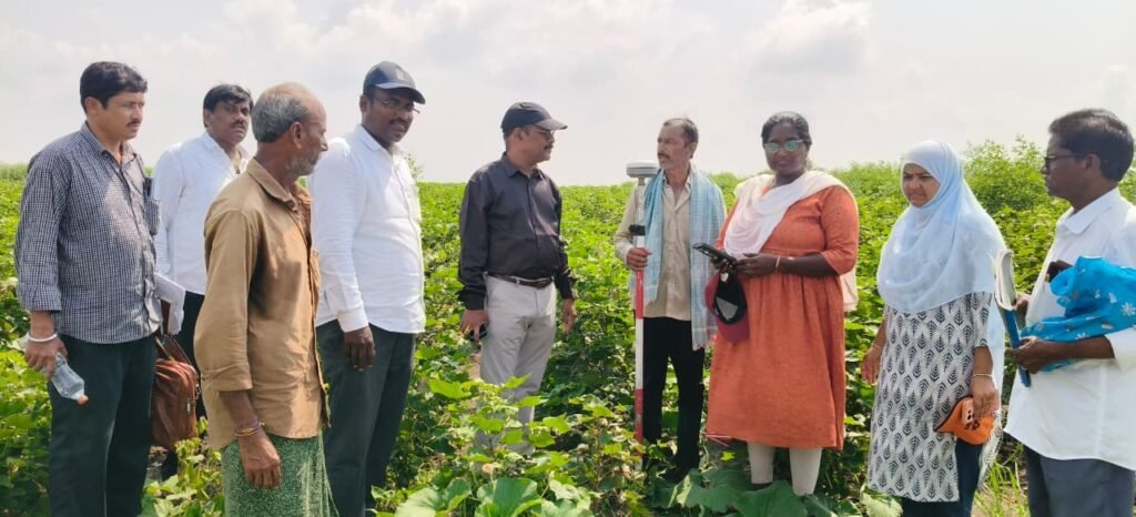 తిరువూరు మండలం రోలుపడిలో రీసర్వే భూముల కొలతల పనుల పరిశీలన.. ఎలాంటి పొరపాట్లకు తావులేకుండా పారదర్శకంగా చేపట్టాలని ఆదేశించిన ఆర్డీవో ఏ. కుమార్