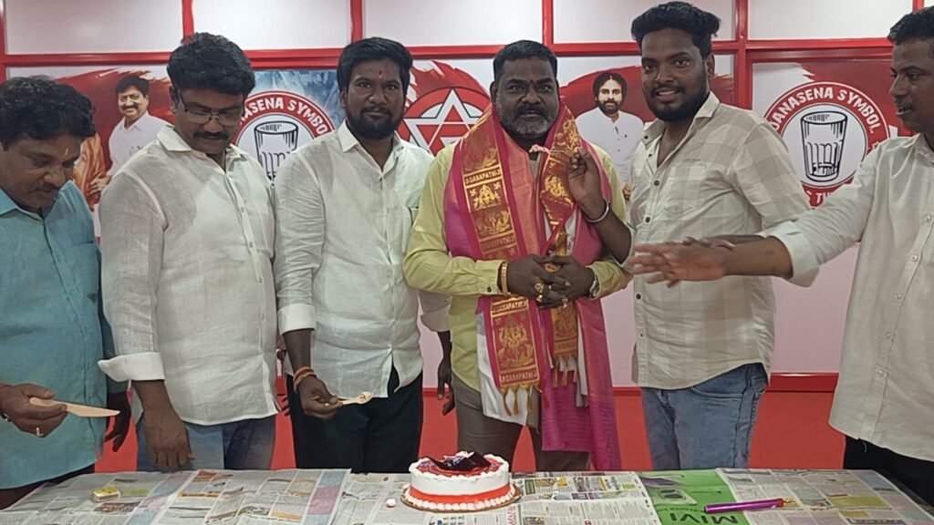 విజయవాడ పశ్చిమ నియోజకవర్గ జనసేన సీనియర్ నాయకులు గుండు జితేంద్ర జన్మదిన వేడుకలు.. ఘనంగా కేక్ కట్ చేసి అభినందించిన ఎన్టీఆర్ జిల్లా అధ్యక్షులు సామినేని ఉదయభాను
