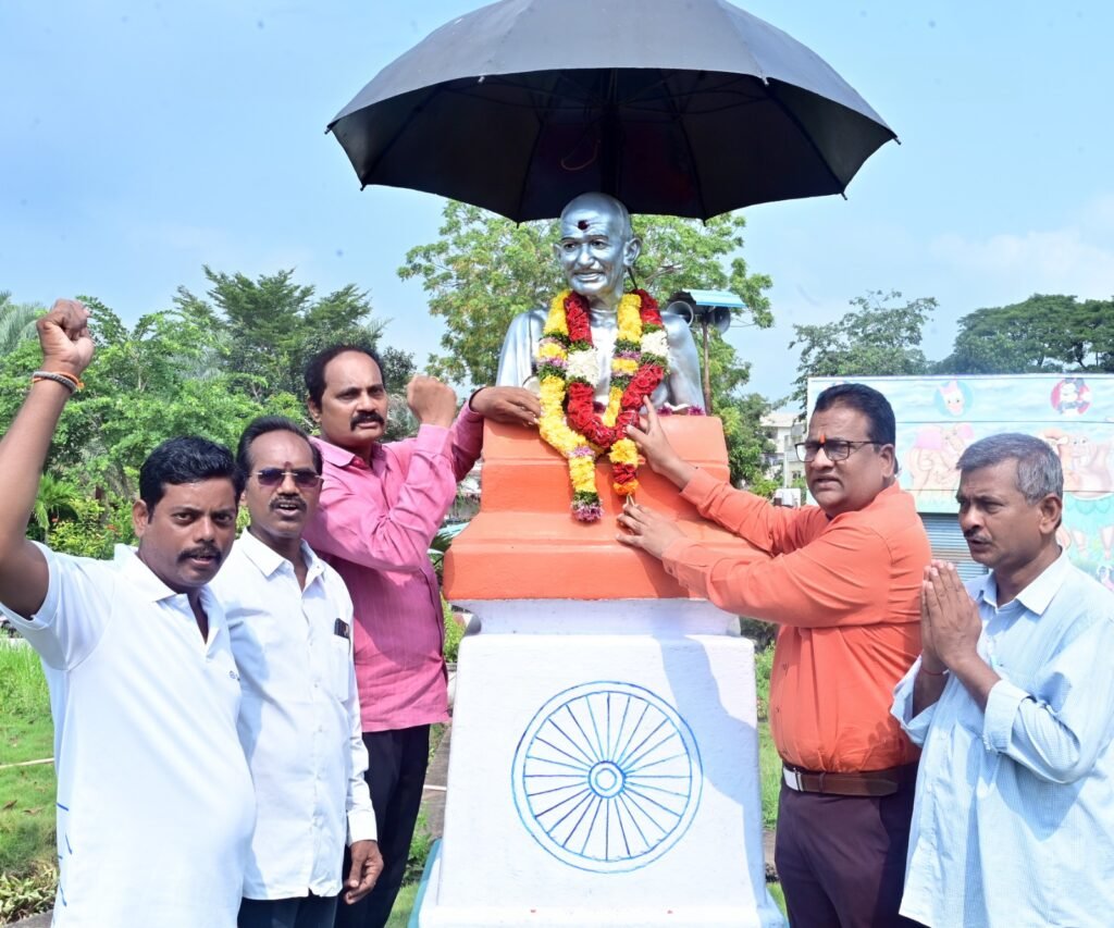 మచిలీపట్నంలో ఘనంగా మహాత్మా గాంధీ జయంతి.. మహనీయుల త్యాగాలను నేటితరం స్ఫూర్తిగా తీసుకోవాలి: మున్సిపల్ కమిషనర్ వి. బాపిరాజు