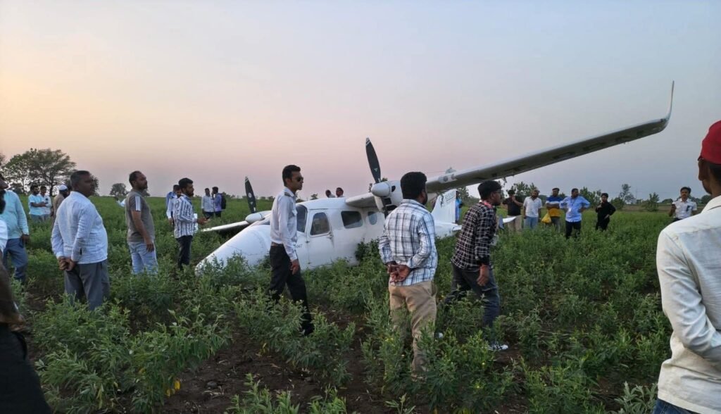కర్ణాటకలో తప్పిన పెను ప్రమాదం.. కలబురగి విమానాశ్రయం సమీపంలో శిక్షణ విమానం అత్యవసర ల్యాండింగ్, సురక్షితంగా బయటపడిన పైలట్, ట్రైనీ