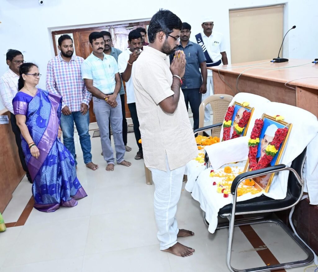 మచిలీపట్నం కలెక్టరేట్‌లో ఘనంగా మహాత్మా గాంధీ, లాల్ బహదూర్ శాస్త్రి జయంతులు.. చిత్రపటాలకు నివాళులర్పించిన జిల్లా కలెక్టర్ డి.కె. బాలాజీ