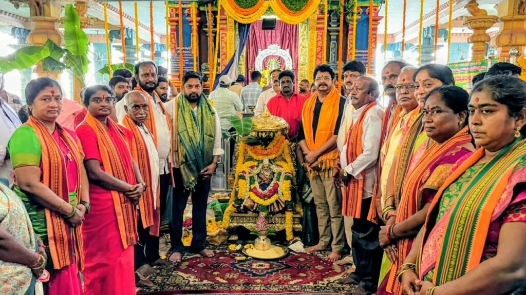 గుడ్లవల్లేరు మండలం వేమవరం శ్రీ కొండాలమ్మ ఆలయంలో ఘనంగా శరన్నవరాత్రి ఉత్సవాలు ప్రారంభం.. కలశ స్థాపన చేసి, పట్టువస్త్రాలు సమర్పించిన ఎమ్మెల్యే వెనిగండ్ల రాము