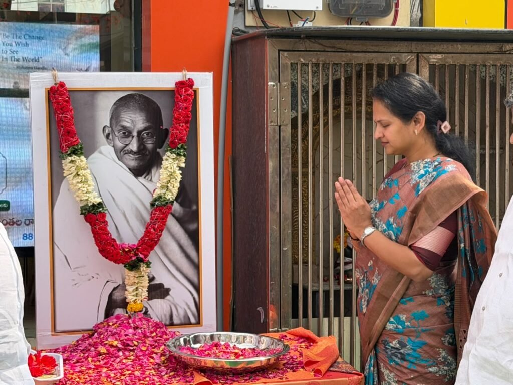 విజయవాడ గాంధీనగర్‌లో ఘనంగా మహాత్మా గాంధీ జయంతి వేడుకలు.. ‘మా ఆర్ట్స్’ వద్ద చిత్రపటానికి నివాళులర్పించిన శ్రీమతి వంగవీటి ఆశ కిరణ్
