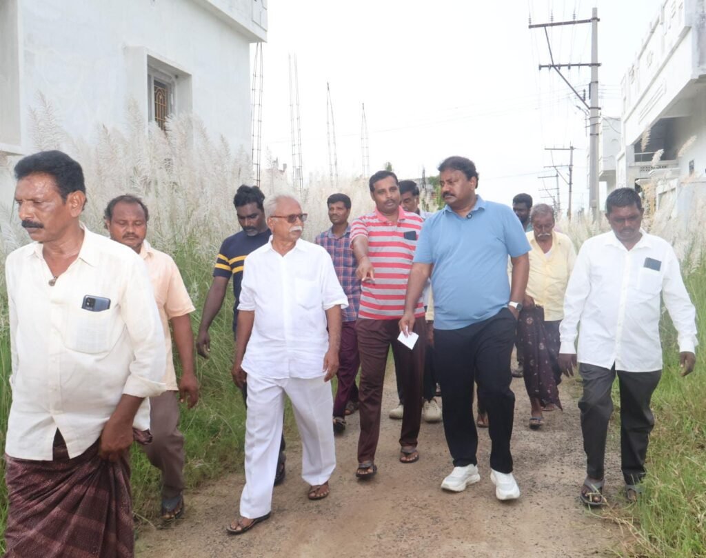 పమిడిముక్కల మండలం మంటాడ జగనన్న కాలనీలో ఎమ్మెల్యే వర్ల కుమార్ రాజా పర్యటన.. మౌలిక సమస్యలను త్వరలోనే పరిష్కరిస్తామని భరోసా ఇచ్చిన శాసనసభ్యులు