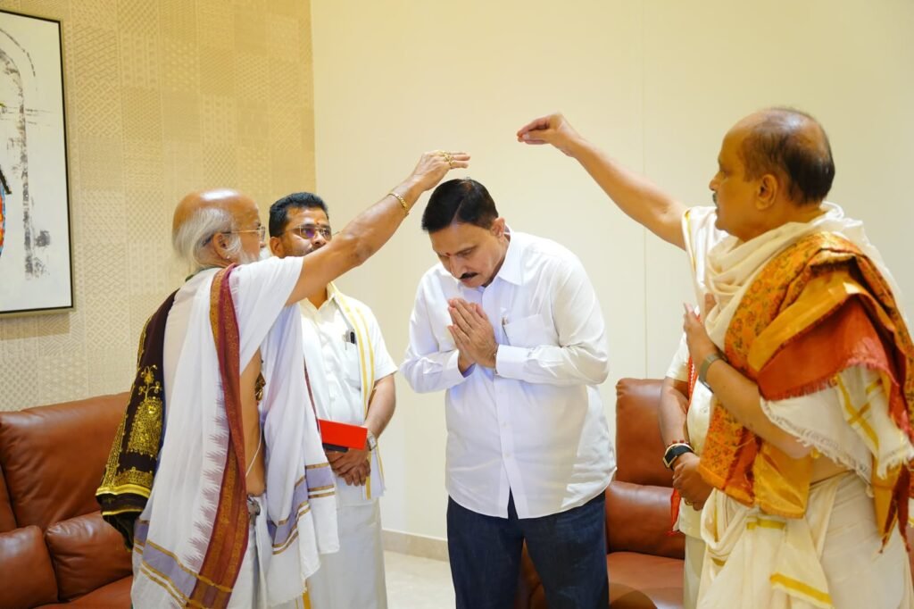 విజయవాడ దుర్గగుడి దసరా ఉత్సవాలకు పశ్చిమ ఎమ్మెల్యే సుజనా చౌదరికి ఆహ్వానం.. ఏర్పాట్లపై ప్రత్యేక సమీక్ష