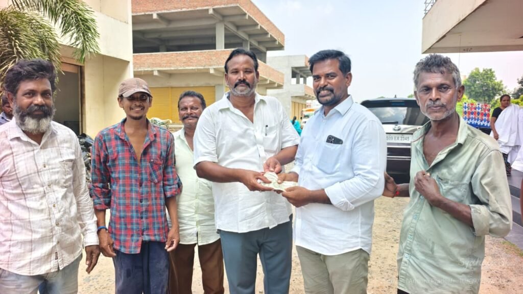 తిరువూరులో భవన నిర్మాణ కార్మికుల భవనానికి ఆర్థిక సాయం.. వైఎస్ఆర్సీపీ మాజీ కౌన్సిలర్, ప్రముఖ శిల్పి మోదుగు ప్రసాద్ ఉదారత