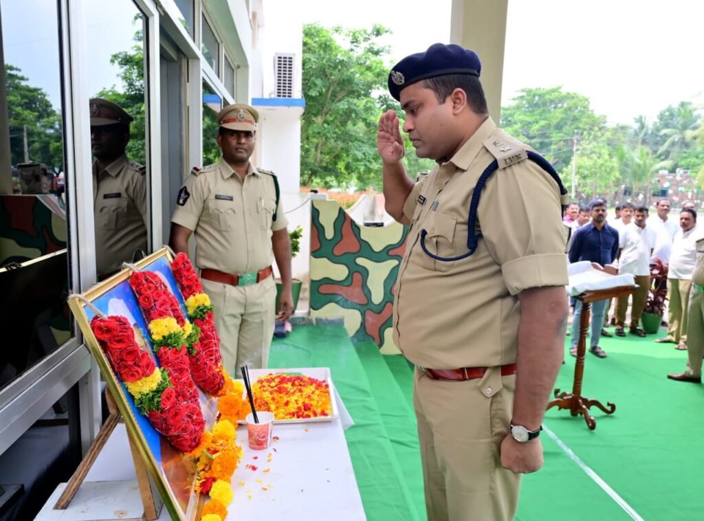 కృష్ణా జిల్లా పోలీస్ కార్యాలయంలో ఘనంగా మహాత్మా గాంధీ, లాల్ బహదూర్ శాస్త్రి జయంతి.. నివాళులర్పించిన జిల్లా ఎస్పీ వి. విద్యాసాగర్ నాయుడు