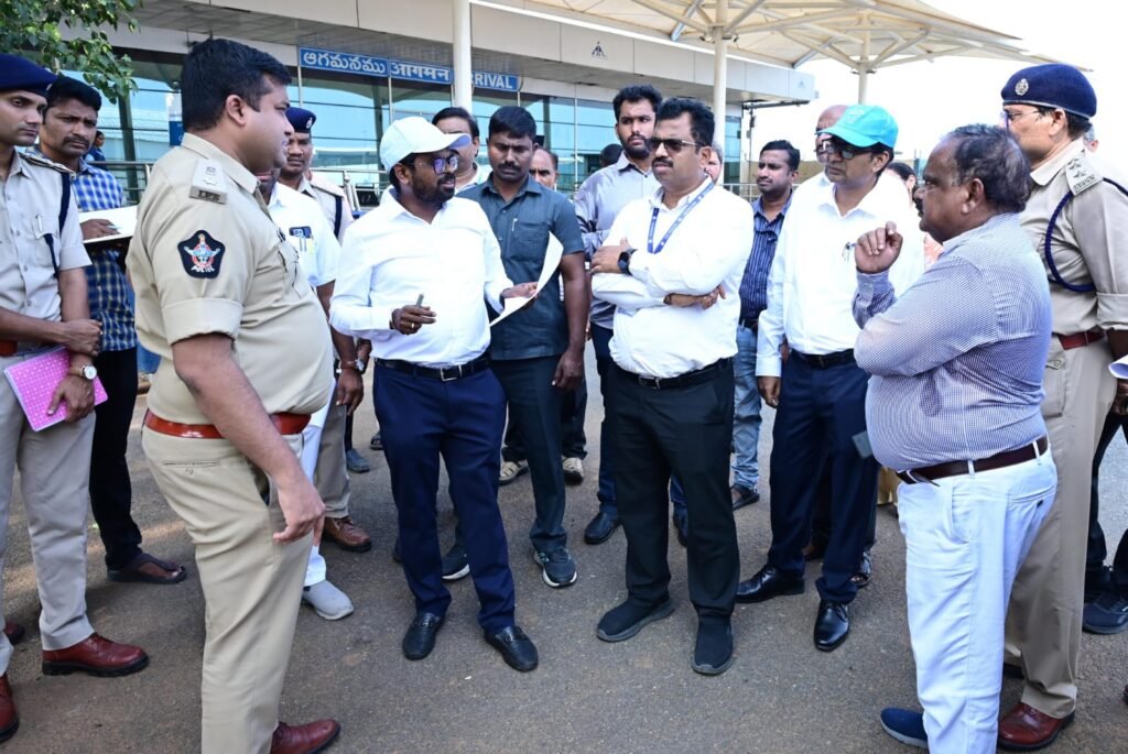 రాష్ట్రపతి ద్రౌపది ముర్ము పర్యటనకు పకడ్బందీ ఏర్పాట్లు చేయాలి.. గన్నవరం విమానాశ్రయంలో అధికారులతో సమీక్ష నిర్వహించిన కలెక్టర్ డీకే బాలాజీ, ఎస్పీ విద్యాసాగర్ నాయుడు