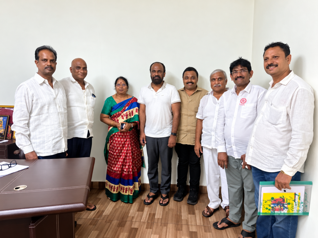 విజయవాడ మేయర్ అభ్యర్థి వంగవీటి రాధాకృష్ణ మరియు మాజీ శాసనసభ్యురాలు వంగవీటి రత్నకుమారి గార్లతో నాయకుల ఆత్మీయ భేటీ