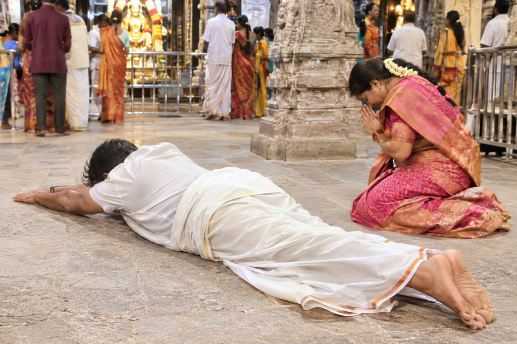 సాష్టాంగ నమస్కారం విశిష్టత – శాస్త్ర నియమాలు: సంపూర్ణ శరణాగతికి ప్రతీకగా అష్టాంగ ప్రణామం (జన గళం భక్తి & సంస్కృతి డెస్క్)